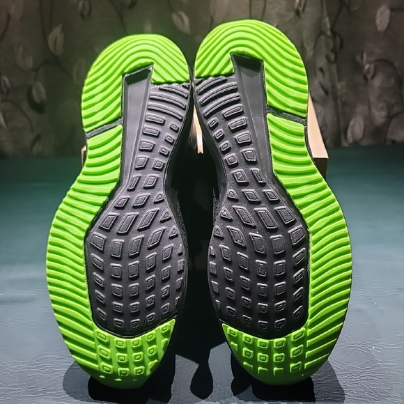 Nike Men's Black and Neon Green Athletic Shoes NWT - Picture 5 of 5